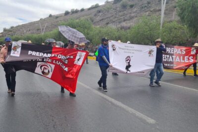 Protestas de docentes de preparatorias escalan a marcha en el Centro Histórico de Zacatecas. | Foto: Manuel Medina,
