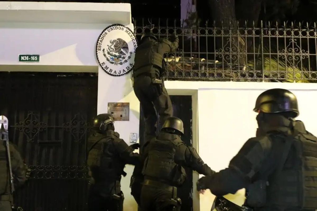 Un grupo de policías de Ecuador irrumpió por a la fuerza en la embajada de México en Quito, en donde se encuentra el exvicepresidente Jorge Glas.
