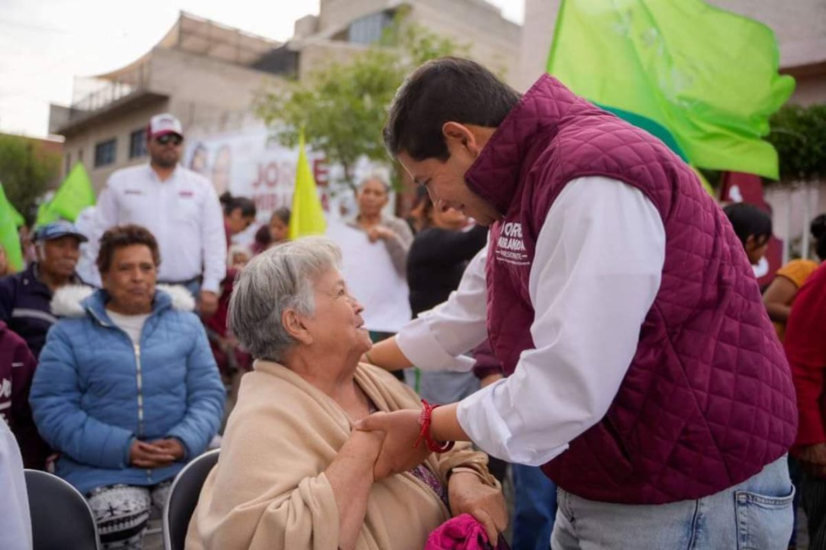 Las y los colonos de la Lázaro Cárdenas recibieron al aspirante a la presidencia municipal de Zacatecas, Jorge Miranda Castro.