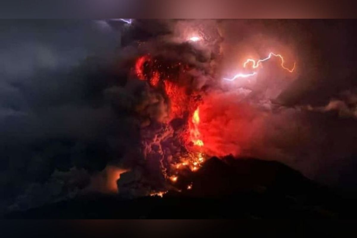 La creciente actividad del volcán Ruang obligó a las autoridades de Indonesia a ejecutar una evacuación de 800 personas.