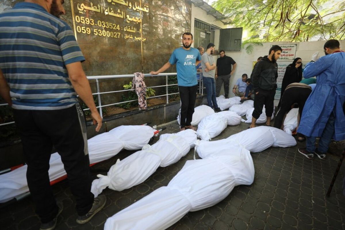De acuerdo con informes de la defensa civil de Gaza; trabajadores de la Salud descubrieron al menos 50 cuerpos de personas abatidas y enterradas.