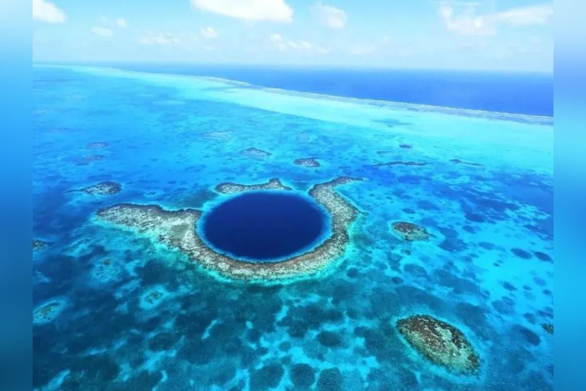 En la Tierra, encontramos fenómenos misteriosos uno de ellos es el agujero azul, estos se ubican en los océanos.