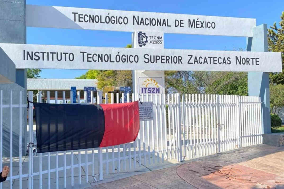 Exalumnos toman las instalaciones del Tecnológico Superior Zacatecas Norte