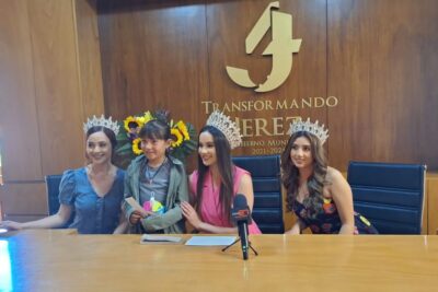 Feria de la Primavera Jerez 2024 La reina Yasmin I y la corte real ocupan la silla presidencial