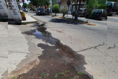 Reportan fuga de agua en el bulevar Hombres Ilustres y calle Lázaro Cárdenas