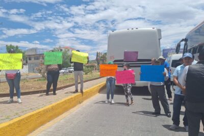 Transportistas de autobuses de pasajeros bloquean en acceso a Jerez