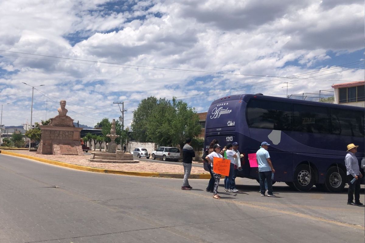 Transportistas de autobuses de pasajeros bloquean en acceso a Jerez
