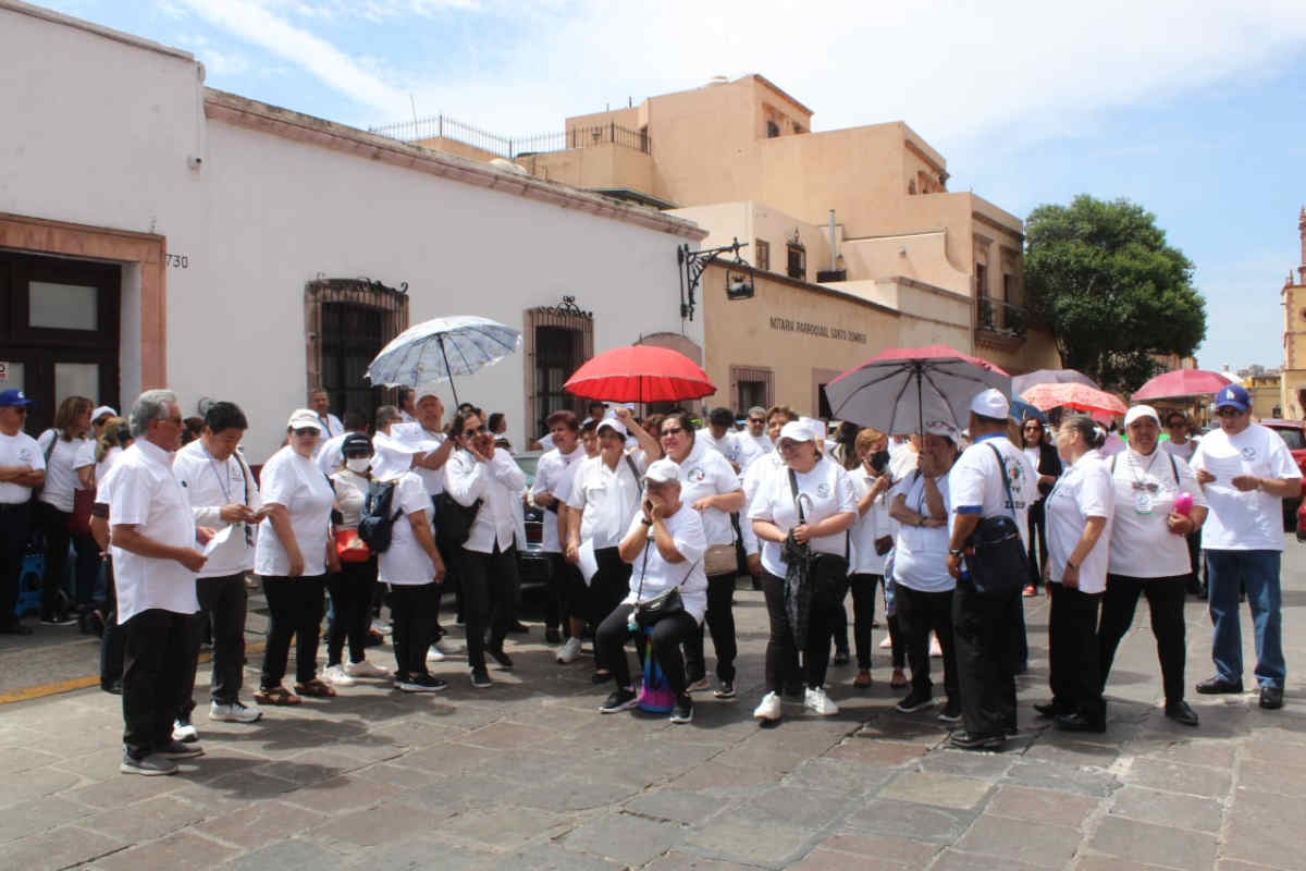 Jubilados bloquean la calle Genaro Codina del Centro Histórico de Zacatecas
