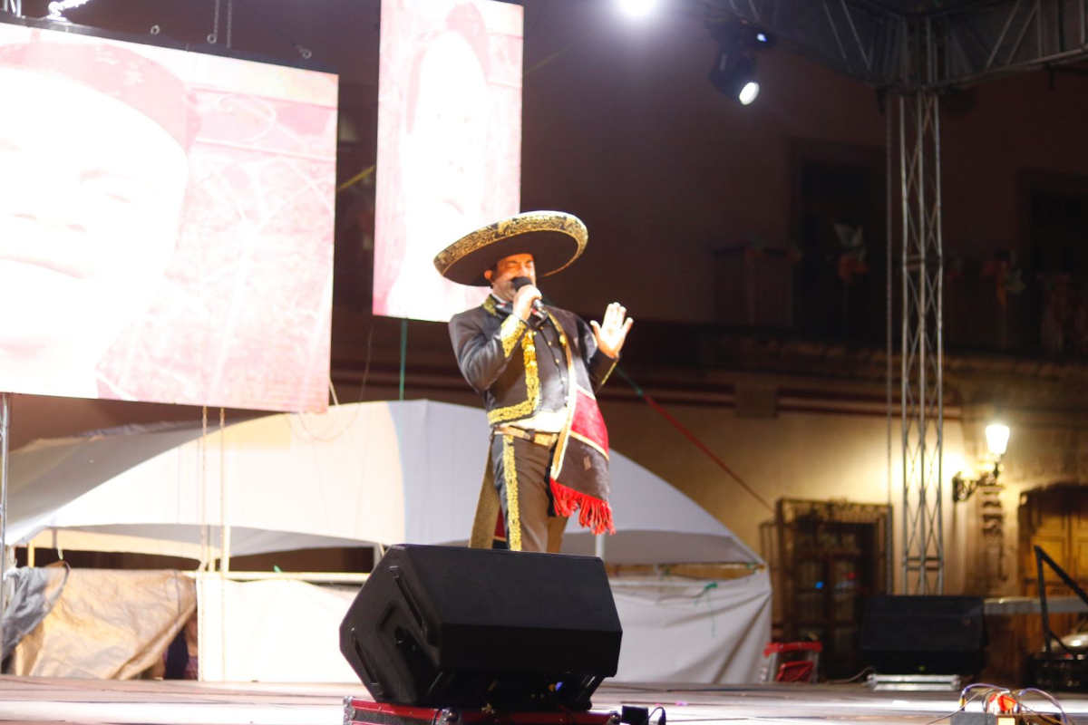 Carcajadas y buen humor en el Foro Bicentenario con Carlos Donald y el payaso Rolando