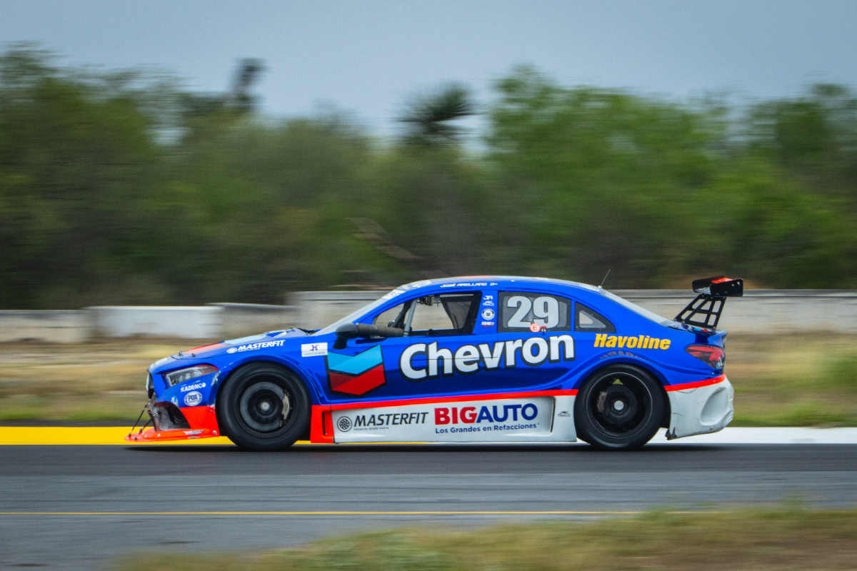 Pese a problemas con el motor de su auto Pepe Arellano cumplió buenas actuaciones en el Autódromo de Monterrey
