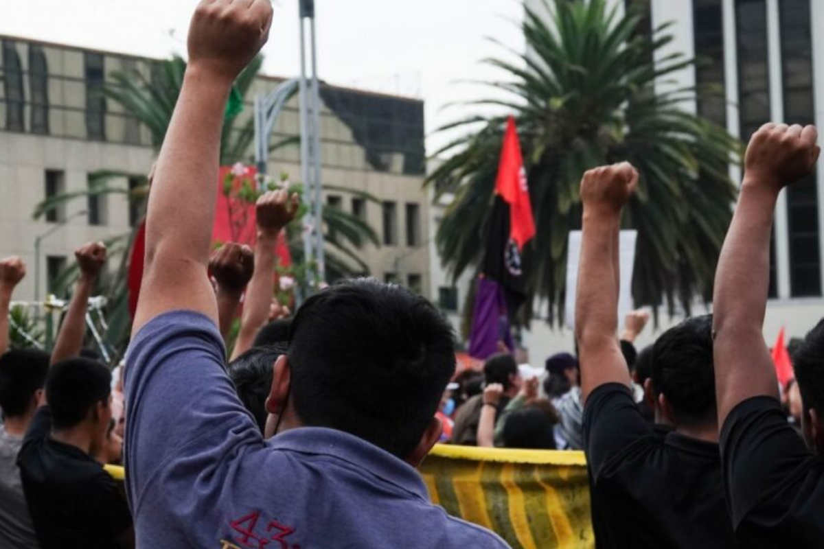 En busca de justicia: Familiares de los 43 normalistas de Ayotzinapa instalan plantón frente a Palacio Nacional