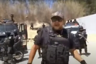 ¡Increíble! Policía de Oaxaca presta patrullas, armas y uniformes para el video un corrido