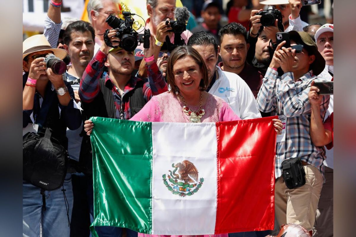 Xóchitl Gálvez; solicitó a la Presidencia de la República mantener izada la Bandera Nacional en el Zócalo de la Ciudad de México.