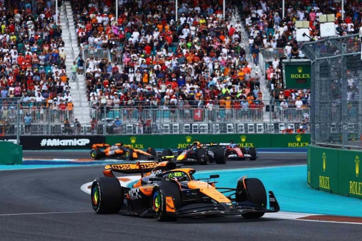  El podio del Gran Premio de Miami 2024 terminó con Lando Norris en la primera posición, Max verstappen en la segunda y Charles Leclerc en la tercera posición.
