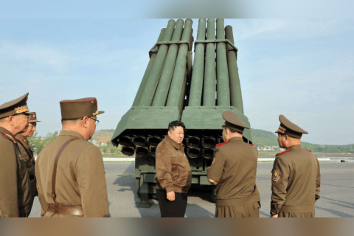El líder norcoreano Kim Jong Un examinó el sistema de armamento de artillería del país.