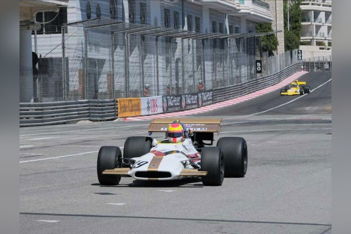 El mexicano Adrián Fernández se retiró del Gran Premio Histórico de Mónaco por problemas mecánicos en el auto BRM #P153/05.