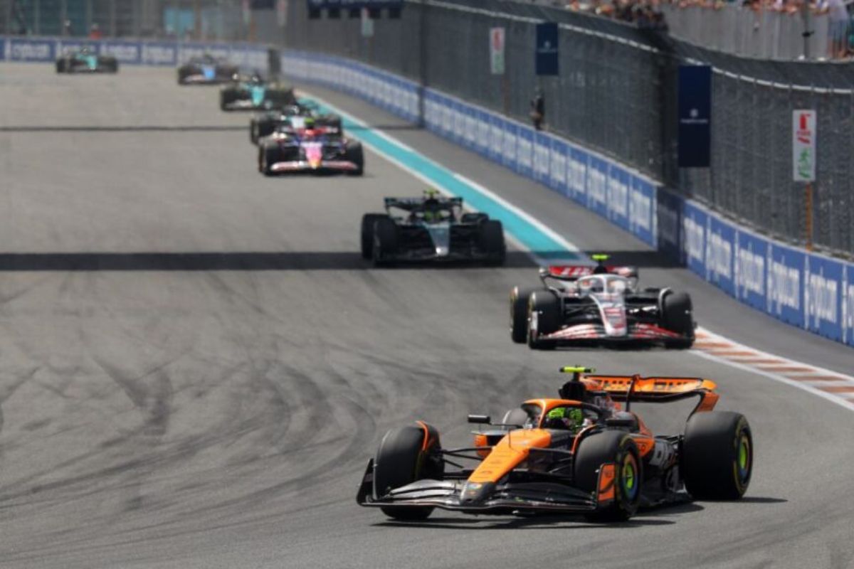  El podio del Gran Premio de Miami 2024 terminó con Lando Norris en la primera posición, Max verstappen en la segunda y Charles Leclerc en la tercera posición.