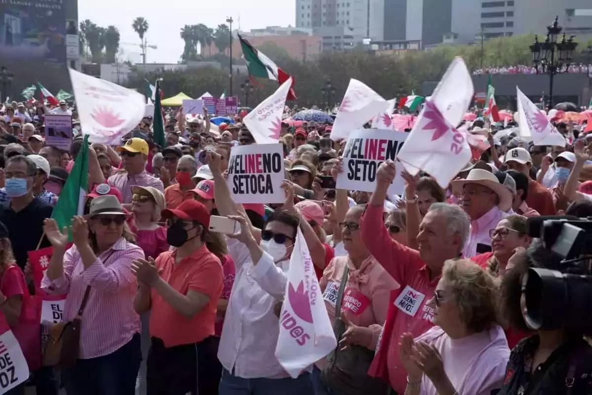 Hoy domingo 19 de mayo se llevó a cabo la marcha "Marea Rosa", convocada por organizaciones de la sociedad civil en el Zócalo de la CDMX.