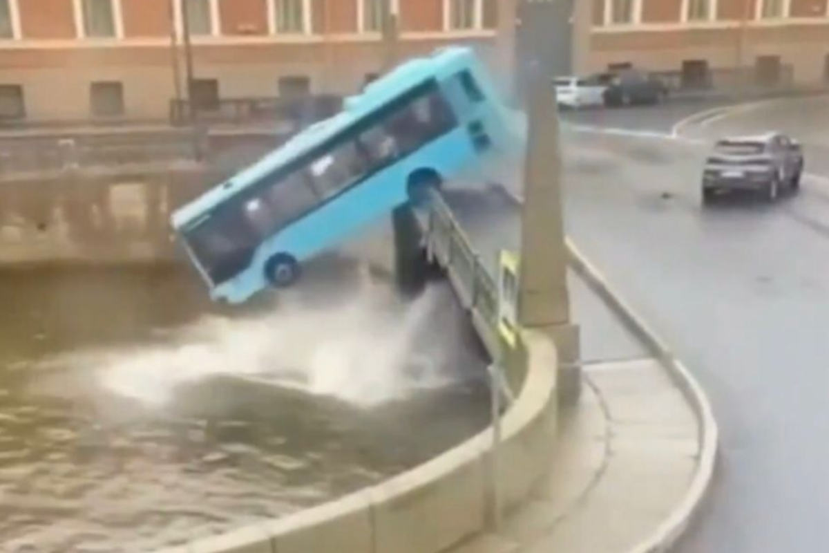 VIDEO: Autobús cae de un puente y termina hundido en un río de Rusia