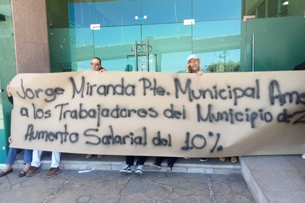 Trabajadores del SITEZ toman la presidencia municipal, exigen aumento salarial