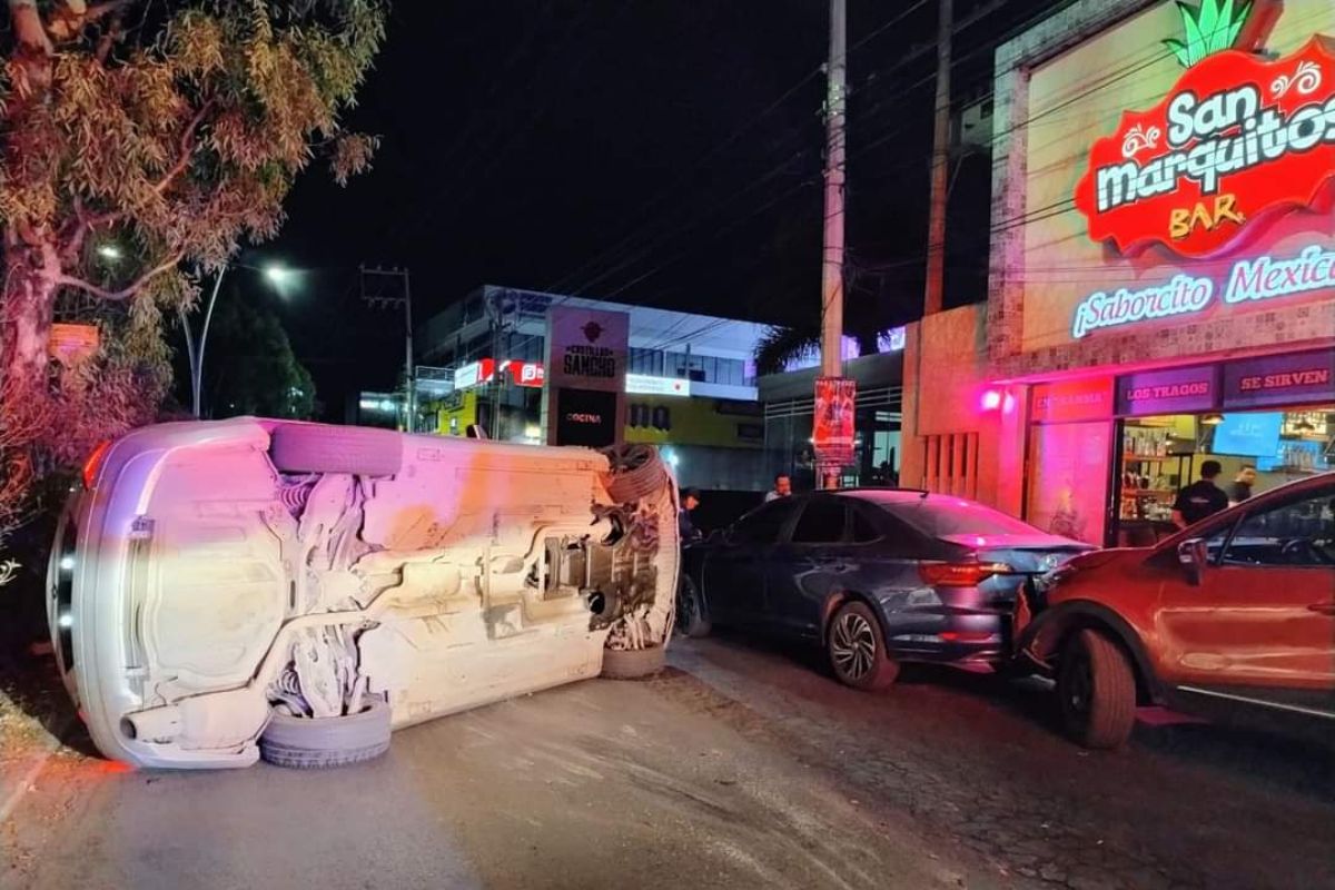 Durante los primeros minutos de este miércoles el bulevar López Portillo fue escenario de un aparatoso accidente automovilístico.