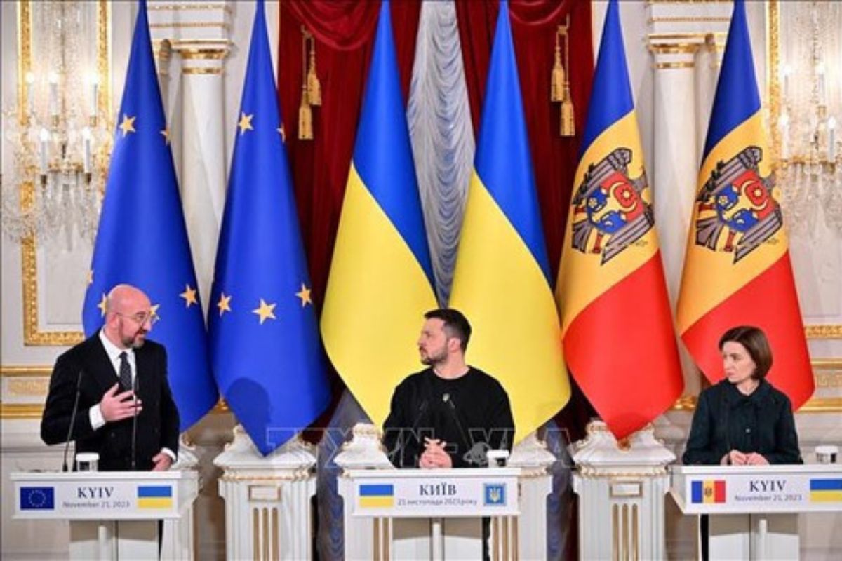 La Unión Europea dieron hoy su "acuerdo de principio" a la apertura de las negociaciones de adhesión con Ucrania y Moldavia
