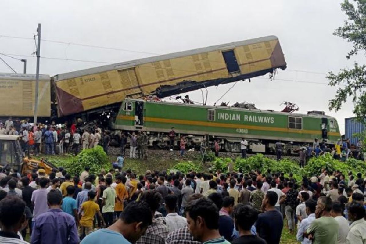 Se registró un fuerte accidente en India debido al choque de dos trenes, uno de ellos de mercancías y el otros de pasajeros.