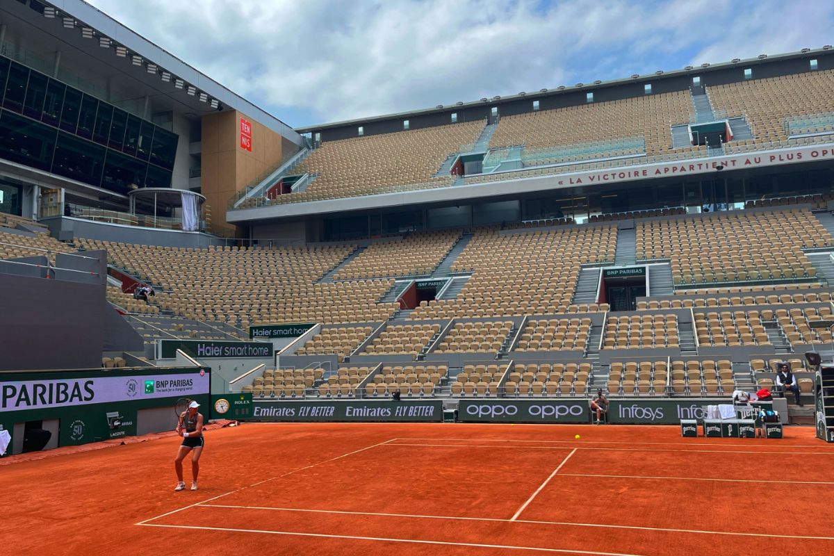 Una nueva carrera se ponía en marcha en Roland Garros para transformar las emblemáticas pistas de tierra batida roja en deslumbrantes sedes olímpicas en cuestión de semanas.