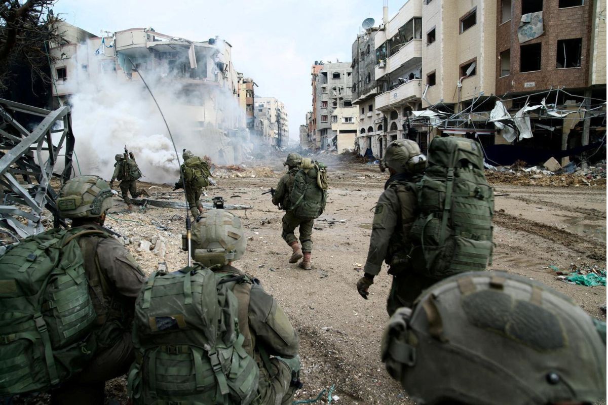 Llevan a cabo varias operaciones contra el movimiento islamista Hamás en la Franja de Gaza; provocando la huida de decenas de miles de palestinos.