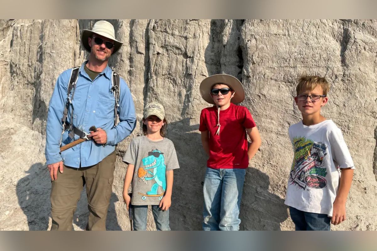 Tres intrépidos niños de Dakota del Norte tropezaron con un tesoro prehistórico que desafía la imaginación; un fósil de Tyrannosaurus rex.