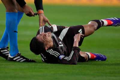 Edson Álvarez lesionado en el anterior partido de México vs Jamaica. | Foto: Cortesía.