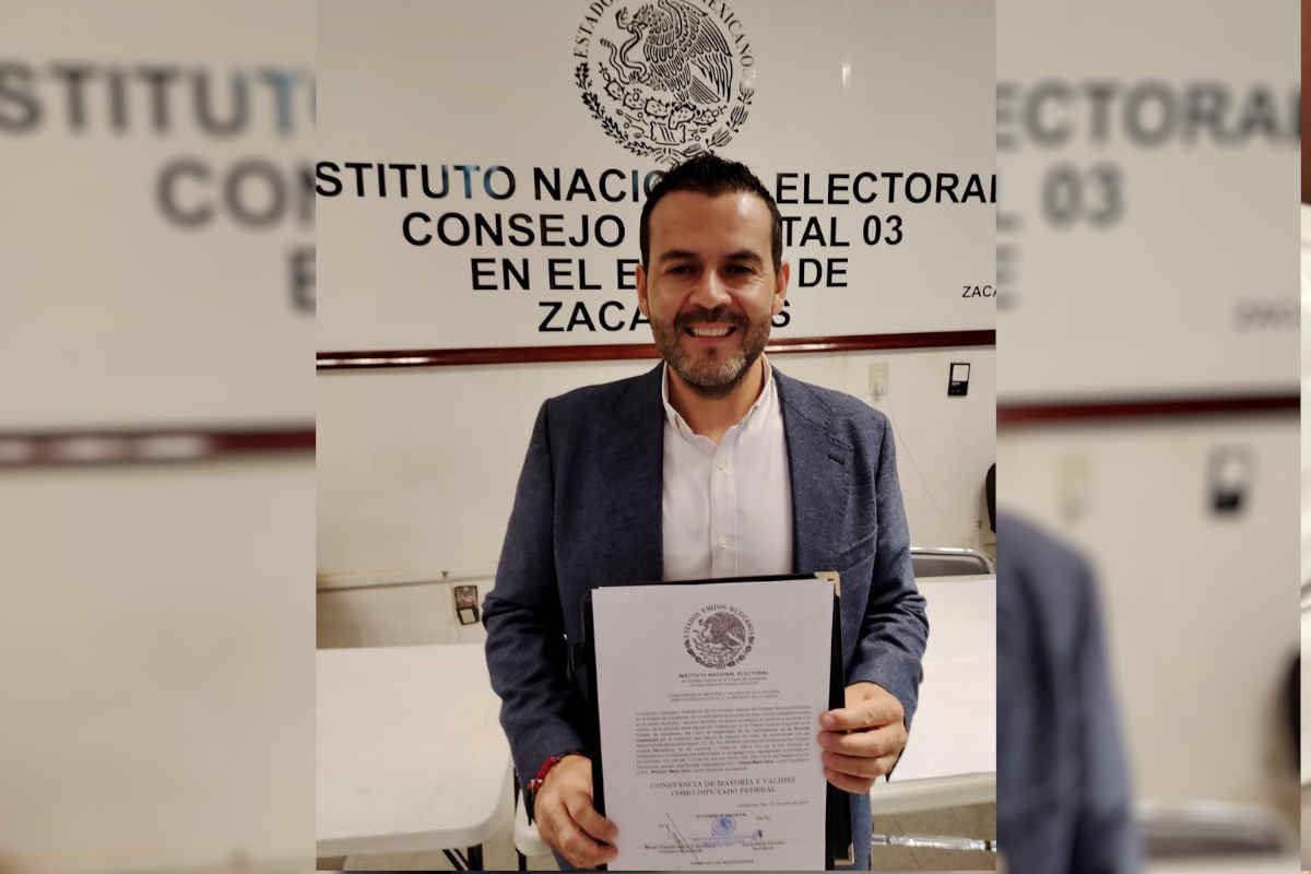 Ulises Mejía Haro recibe constancia del INE para ejercer como Diputado Federal