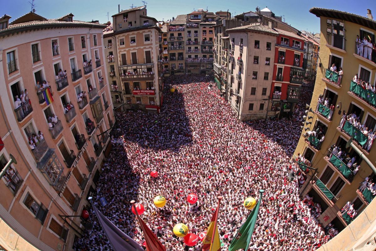 La ciudad española de Pamplona arrancó este sábado sus fiestas de San Fermín con el tradicional "chupinazo".